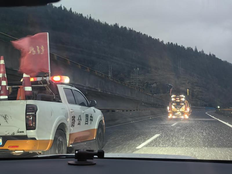 贵州铜仁多地联动抗凝冻 筑牢防线保畅通