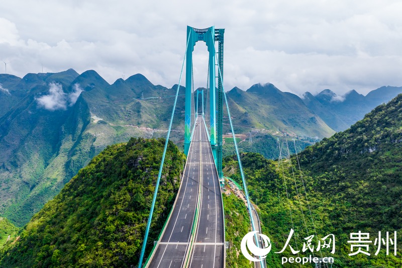 一路黔行・爽居畅游 外媒眼中的“世界第一高桥”：硬核技术，诗意桥旅