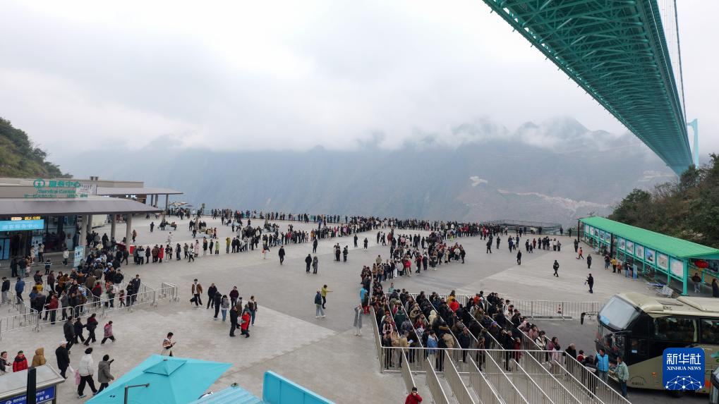 业态丰富旅游热——新春数十万人打卡世界第一高桥